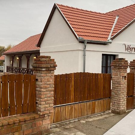 Végvári Vendégház Magyarbóly Esterno foto