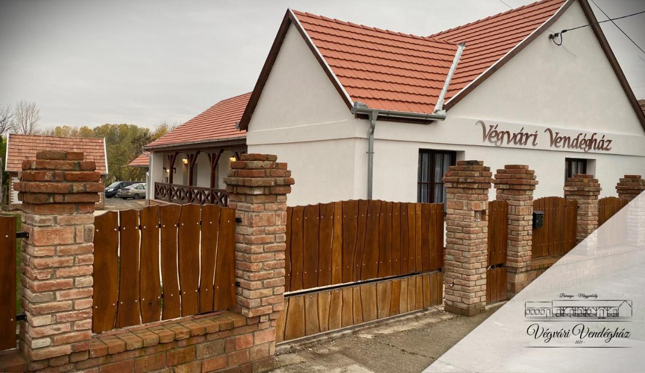 Végvári Vendégház Magyarbóly Esterno foto