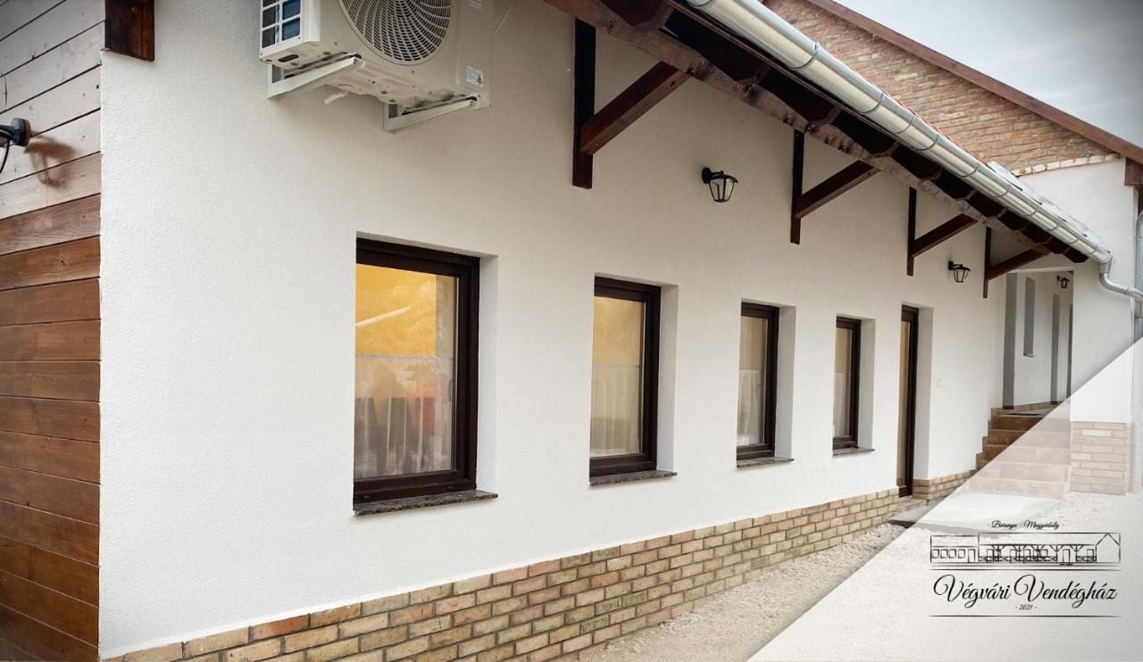 Végvári Vendégház Magyarbóly Esterno foto