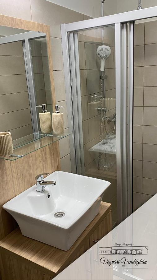 Végvári Vendégház Magyarbóly Esterno foto