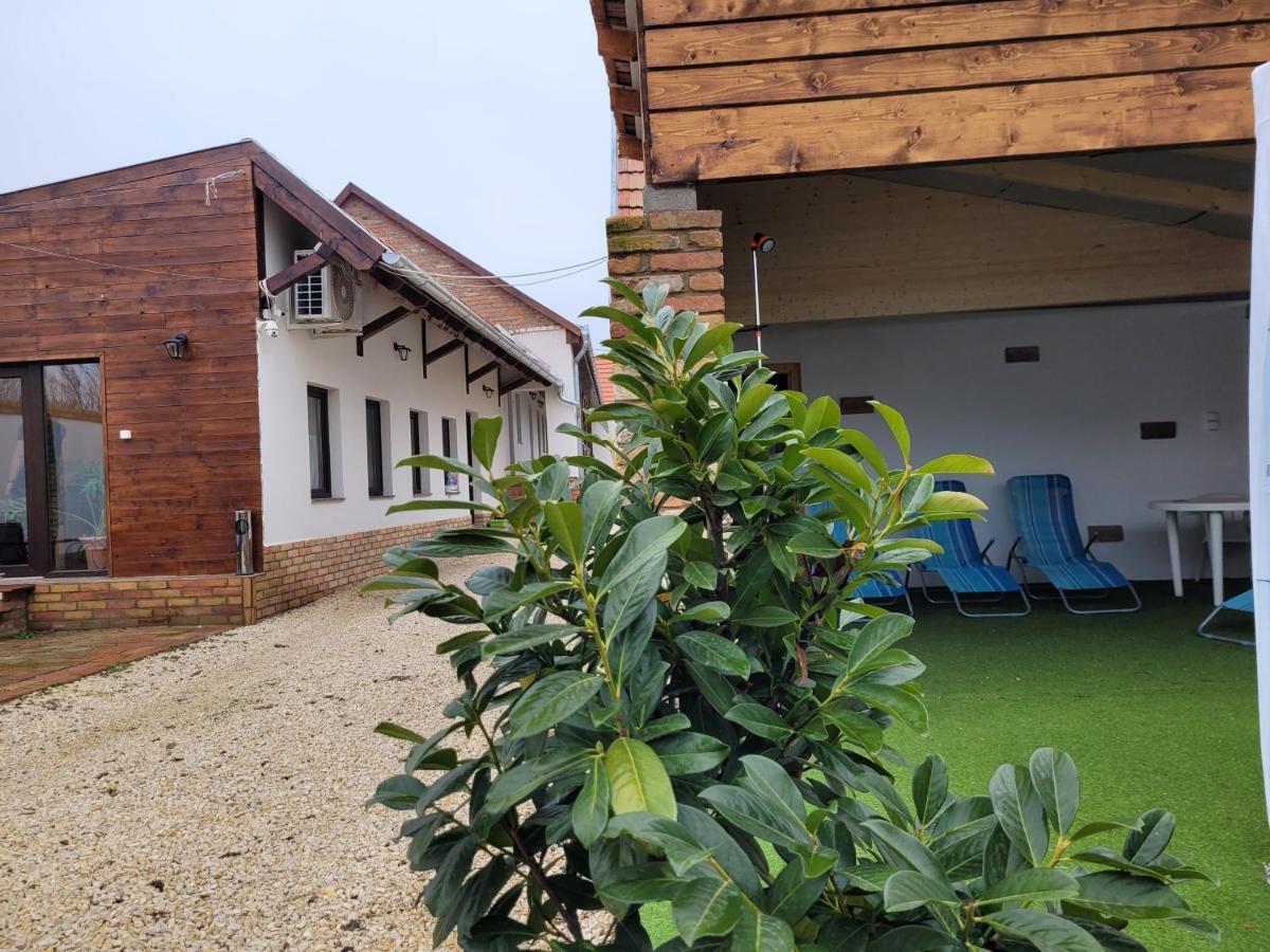 Végvári Vendégház Magyarbóly Esterno foto